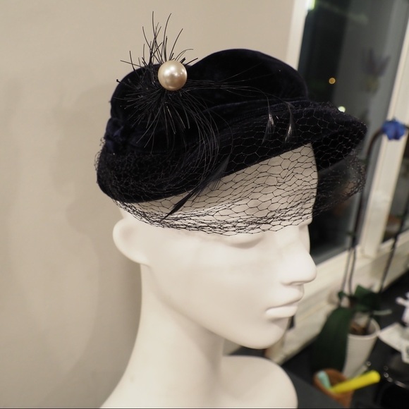 Vintage navy velvet hat fishnet feather faux pearl - Picture 6 of 13